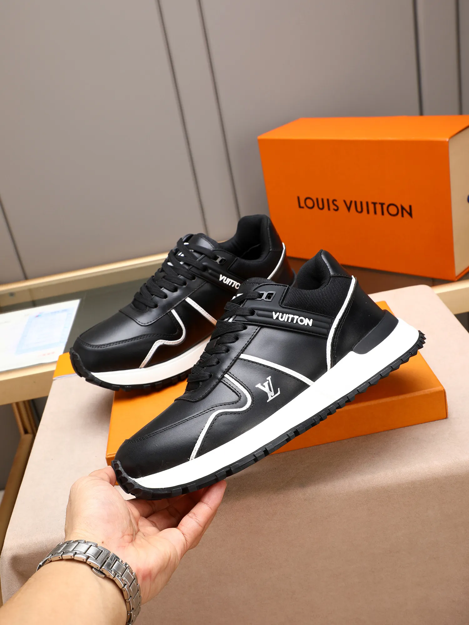 Men's Shoes 💰660 L The Run Away Maxi sneaker debuts in the 2025 collection and continues the iconic design of the Run Away sneaker. The smooth cowhide leather upper features contrasting LV lettering and Vuitton logos, and a lightweight rubber wedge outsole evokes running shoe construction. High level of comfort. Looks good, wears well and matches well. Worth buying! 7 color selection size: 39-44 (45 customized)